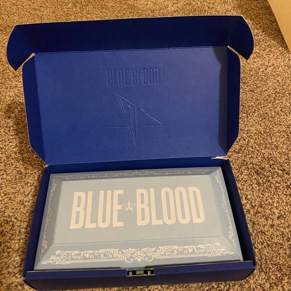 The Jeffree Star Blue Blood Palette contains 18 eyeshadow  Jeffree Star Blue Blood Eyeshadow Palette